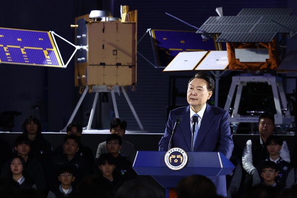 윤석열 대통령이 13일 경남 사천시 한국항공우주산업주식회에서 열린 '대한민국 우주산업 클러스터 출범식'에서 축사를 하고 있다. 2024.3.13