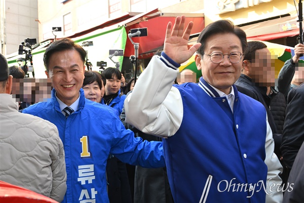 이재명 더불어민주당 대표가 13일 오후 서울 동작구 남성사계시장에서 류삼영 후보와 함께 시민들에게 인사하고 있다.