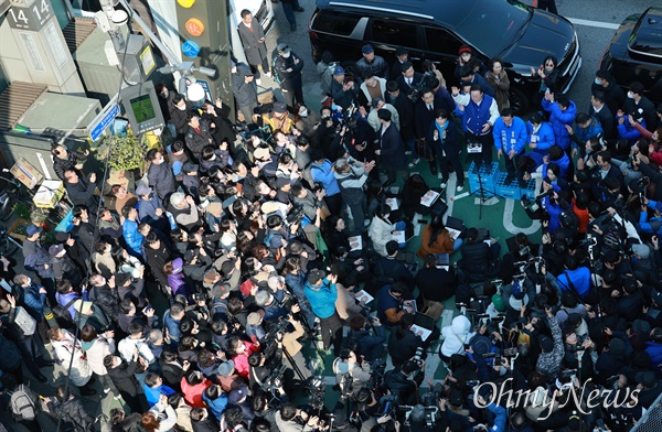 이재명 더불어민주당 대표가 4·10 총선을 앞두고 13일 서울 동작구 남성사계시장을 방문해 시민들과 인사를 하고 있다.