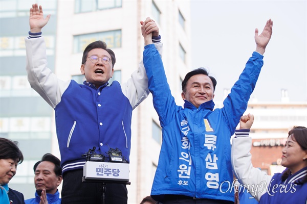 이재명 대표와 류삼영 후보 이재명 더불어민주당 대표가 13일 오후 서울 동작구 남성사계시장에서 류삼영 동작구을 후보와 양손을 들어 올리고 있다.