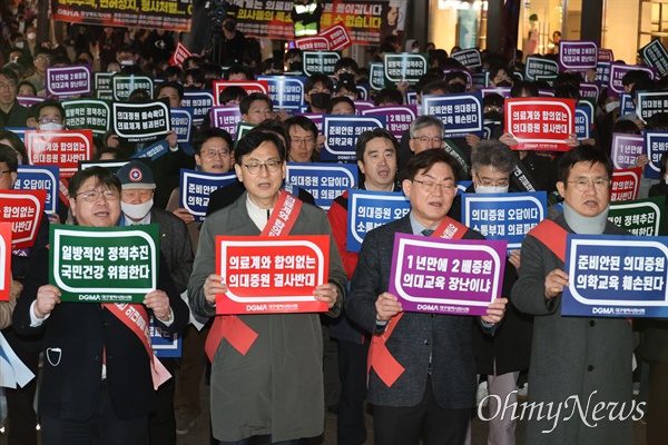 대구시의사회와 경북도의사회는 13일 오후 대구 동성로에서 집회를 갖고 의료정상화를 촉구했다.