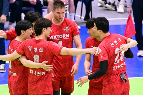  프로배구 한국전력 선수들이 13일 삼성화재와의 경기에서 득점을 기뻐하고 있다