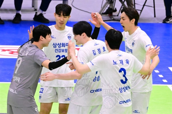  프로배구 삼성화재 선수들이 13일 한국전력과의 경기에서 득점을 기뻐하고 있다
