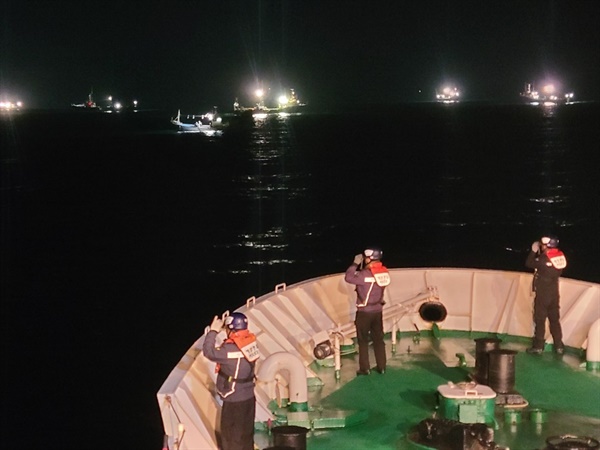 통영해양경찰서는 14일 새벽 4시 12분경 욕지도 남방 4.6해리 인근 해상에서 부산선적 139톤 ㄱ호가 침수됐다는 신고를 받고 구조대를 현장에 급파했다고 밝혔다.