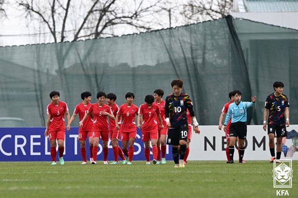 준결승에서 북한에 완패한 한국 13일 오후(한국시간) 우즈베키스탄 타슈켄트 더스트릭 스타디움에서 열린 '2024 아시아축구연맹(AFC) U-20 여자 아시안컵' 준결승전 한국 대 북한 경기에서 0-3으로 완패한 한국 선수들이 아쉬워하고 있다. (대한축구협회 제공)