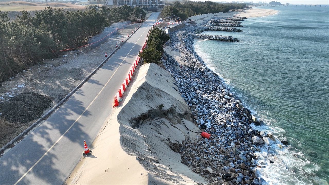 유실위기에 놓인 해안도로 돌제가 설치된 남쪽지역은 해안도로가 유실될 위기에 처해있다.(2024/3/13)