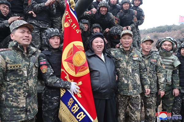 김정은 북한 국무위원장이 지난 13일 조선인민군 땅크(탱크)병대연합부대간 대항훈련경기를 지도했다고 조선중앙통신이 14일 보도했다. 북한은 이날 신형 탱크를 공개하며 대남 전쟁의지를 다졌다