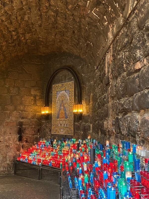 몬세라트 수도원 성당 밖 초를 봉헌할 수 있는 동굴