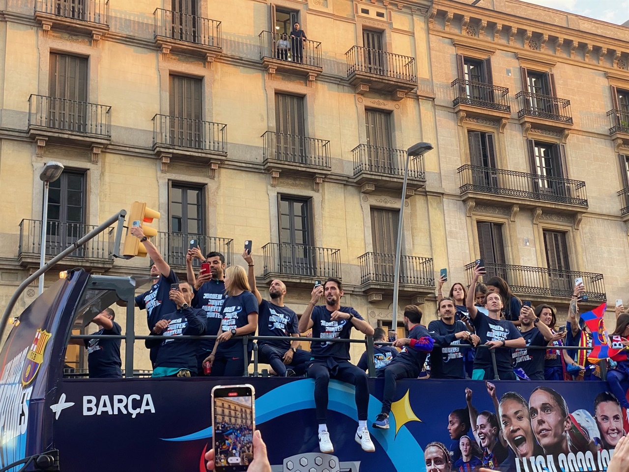 라리가 우승팀 FC 바르셀로나가 카탈루냐 광장을 지나며 축하 세리머니 하는 모습1