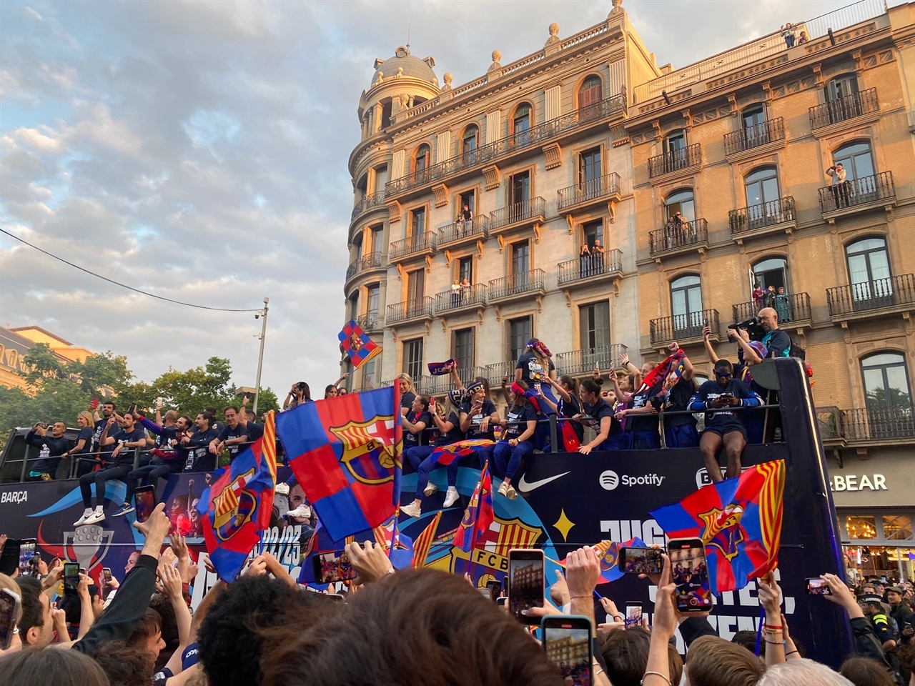 카탈루냐 광장에서 라리가 우승 세리머니를 하는 FC 바르셀로나와 환호하는 시민들