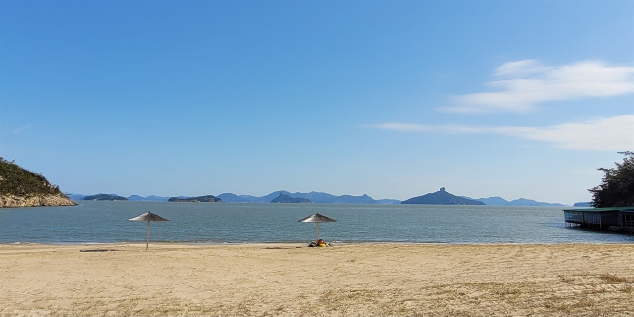  신안군 신의도의 황성금리해수욕장. 먼바다에는 진도군의 작은 섬들이 겹겹이 둥둥 떠 있어 한 폭의 수묵화를 만들어낸다.