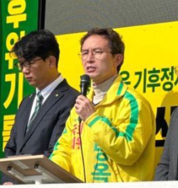 전주병에 출마한 한병옥 녹색정의당 전북도당 위원장이 지지를 호소하며 발언을 하고 있다.