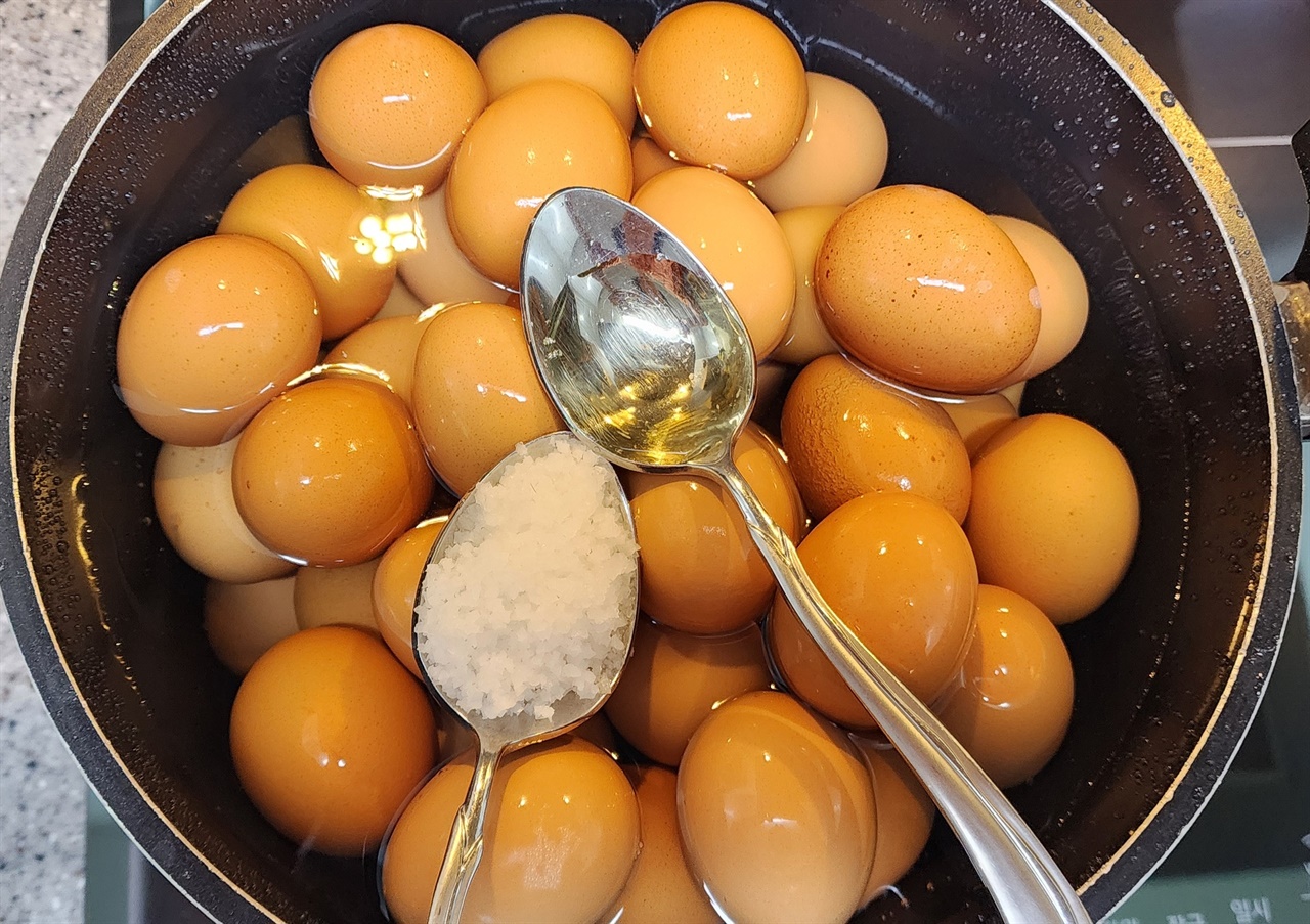 달걀 삶을 때 소금과 식초를 넣어주면 껍데기가 잘 벗겨진다.