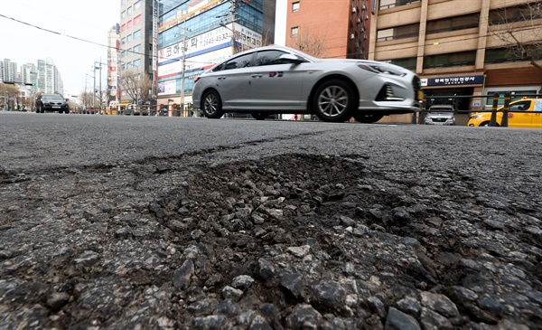 따뜻한 날씨가 이어지며 전국 도로 곳곳에 포트홀이 발생 중인 가운데 27일 오후 서울 마포구의 한 도로에 포트홀이 생겨나 있다.