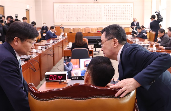 15일 국회에서 열린 법제사법위원회 전체회의에서 여야 간사인 정점식(왼쪽), 소병철(오른쪽) 의원이 김도읍 위원장과 대화하고 있다.


