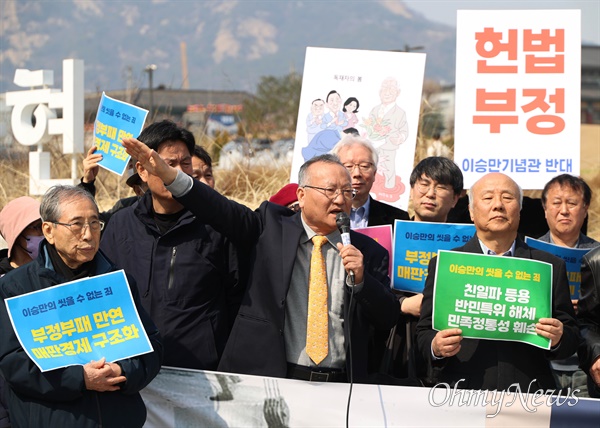  "이곳 송현광장 옆 도로는 4·19혁명 당시 이승만 정권이 적을 토벌하듯 발포 명령을 내려 수많은 사람이 희생당한 장소다. 그런 장소에 이승만기념관을 세우겠다는 건 광주 금남로에 전두환기념관을 세우겠다는 것과 같다” 한상권 덕성여대 명예교수.