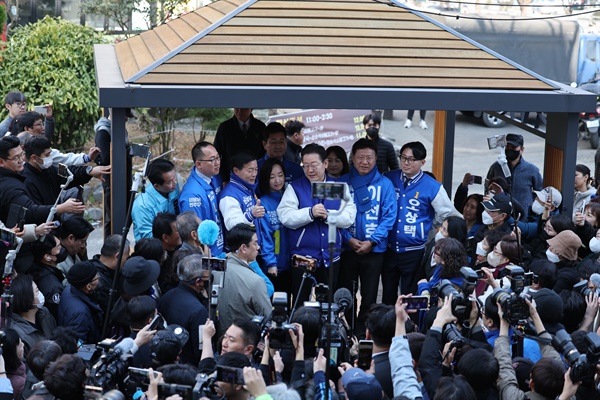 15일 오전 울산 남구 수암시장을 방문한 이재명 더불어민주당 대표가 발언하고 있다.