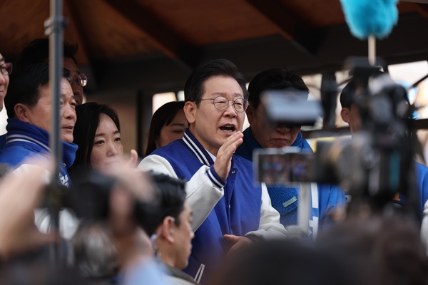 15일 오전 울산 남구 수암시장을 방문한 이재명 더불어민주당 대표가 발언하고 있다.