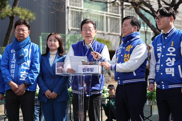 15일 오전 울산 남구 수암시장을 방문한 이재명 더불어민주당 대표가 현장 기자회견에서 발언하고 있다. 


