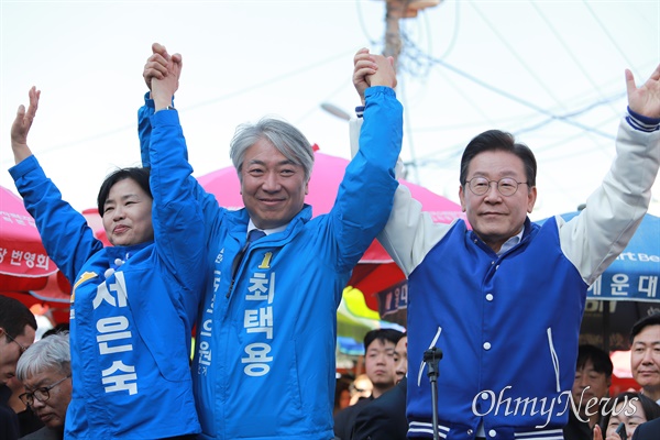 더불어민주당 이재명 대표가 15일 오후 부산 기장시장을 찾아 정권 심판을 강조하며 민주당 후보 지지를 호소했다.