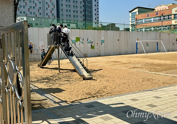 2024년 3월 새학기가 시작된 가운데 14일 오후 1시 30분께 하교 직전 초등학생들이 김포 신풍초등학교 운동장에서 활동하는 모습.