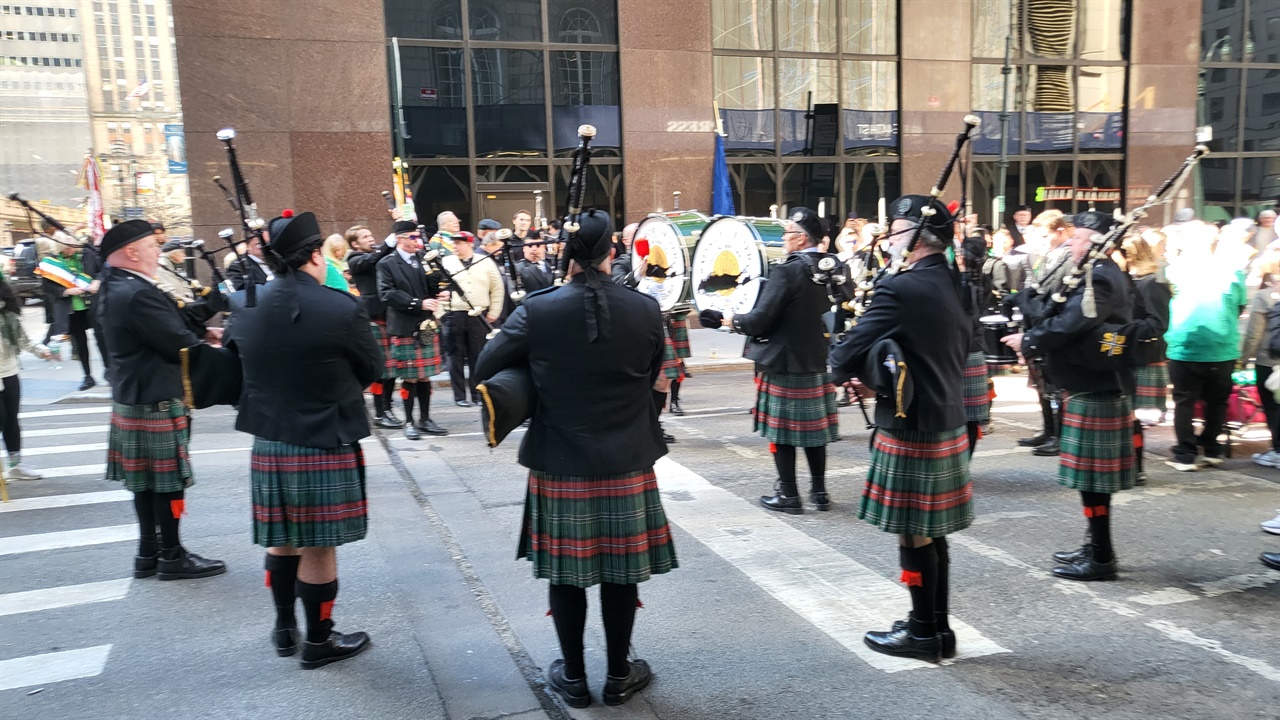3월 17일은 성패트릭의 날이다. 뉴욕 일대에서 맨해튼에 모인 아일랜드계 미국인들이 퍼레이드를 준비하고 있다. 