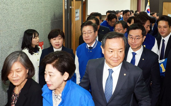 더불어민주당 이재명 대표가 17일 서울 국회 의원회관에서 열린 의원총회를 마치고 밖으로 나서고 있다. 