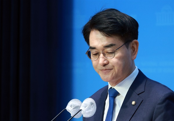 더불어민주당 박용진 의원이 17일 서울 국회 소통관에서 기자회견을 하고 있다. 이날 박 의원은 서울 강북을 전략 경선 참여 뜻을 밝혔다. 