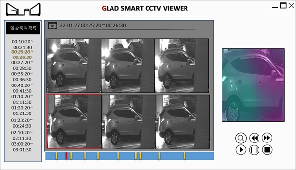 블랙박스영상에서 차량의 좌측 상단의 3톤 트럭이 후진을 하다가 SUV와 충돌하고 있다. 사용자 소프트웨어는 해당 시점을 왼쪽 시간표에 표기하고 있다.