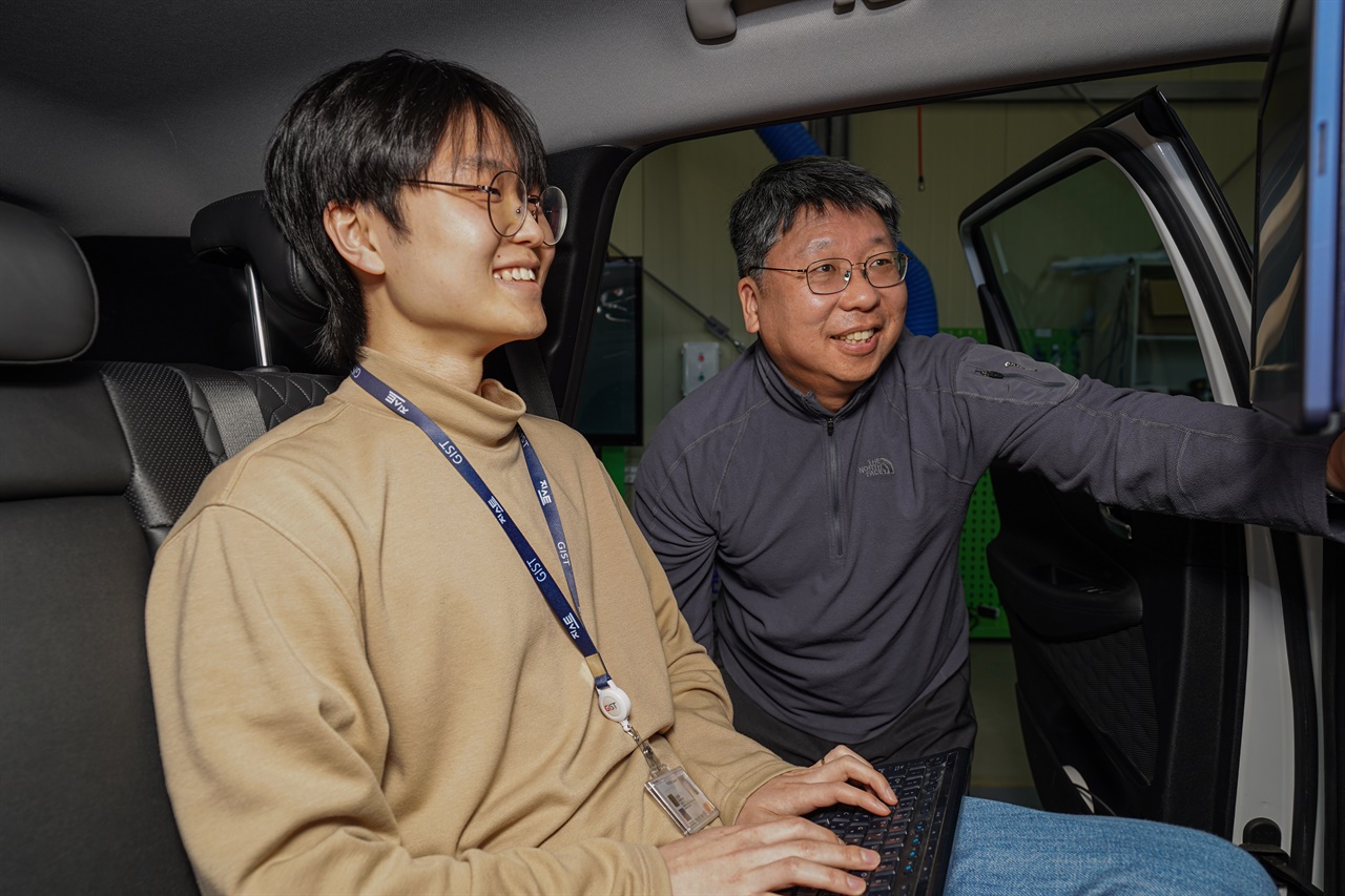 사진 왼쪽부터 AI대학원 신건우 석사과정생, 기계공학부 이용구 교수
