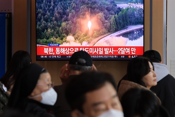 북한이 동해상으로 탄도미사일을 발사한 18일 오전 서울역 대합실에서 시민들이 관련 보도를 보고 있다.

