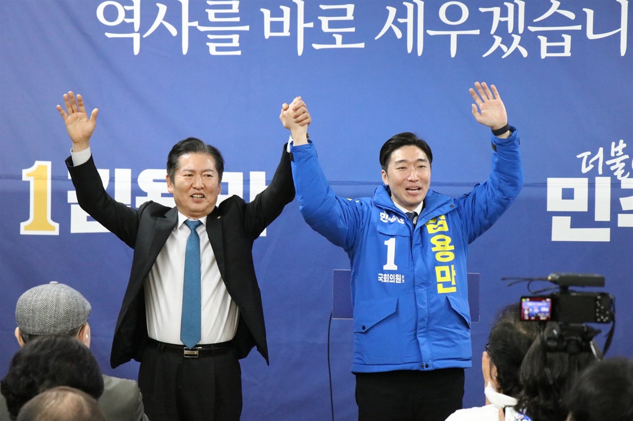 경기도 하남시을 선거구 민주당 김용만 국회의원 예비후보가 17일 자신의 선거사무소에서 캠프 개소식을 열었다.
