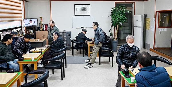 13일 함양군 바둑기원에는 10여명의 어르신들이 서로 마주보고 앉아 수담을 나누고 있다.