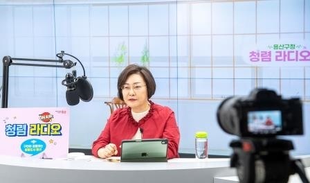  박희영 용산구청장이 3월 15일 용산구청 ‘청렴 라디오’ 첫 일일DJ로 나서 진행을 맡고 있다.