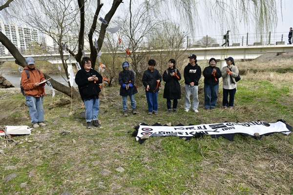 8인의 예술인들이 '팔현습지 지키는 예술행동' 깃발 앞에서 발대식을 열었다. 