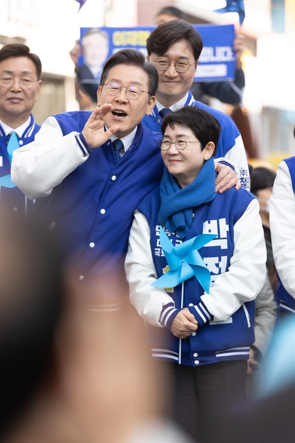 지난 14일, 이재명 대표와 박정현 더불어민주당 대전 대덕구 국회의원 후보가 유세하고 있다.
