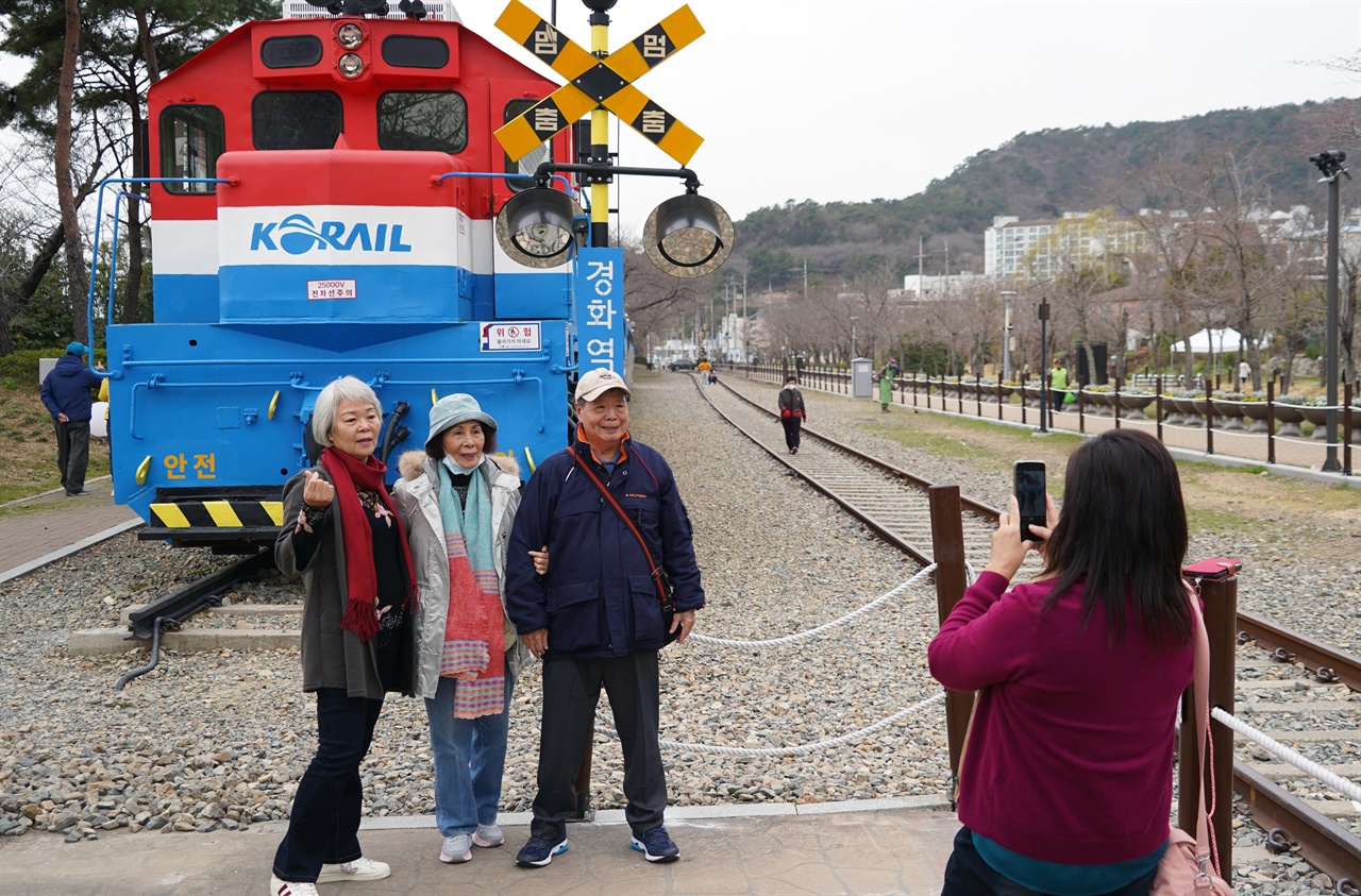 경화역을 찾은 중국인 관광객들이 군항제 벚꽃관광열차 앞에서 기념촬영을 하고 있다. 