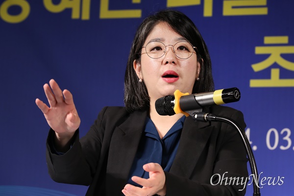 용혜인 더불어민주연합 국회의원이 19일 오전 대구아트파크에서 열린 아시아포럼21 초청 토론회에서 발언하고 있다.