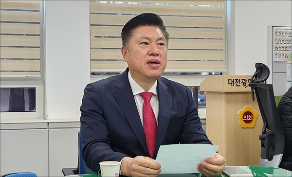 김연수 대전 중구청장 예비후보가 19일 대전시의회에서 불출마를 선언하고 있다.