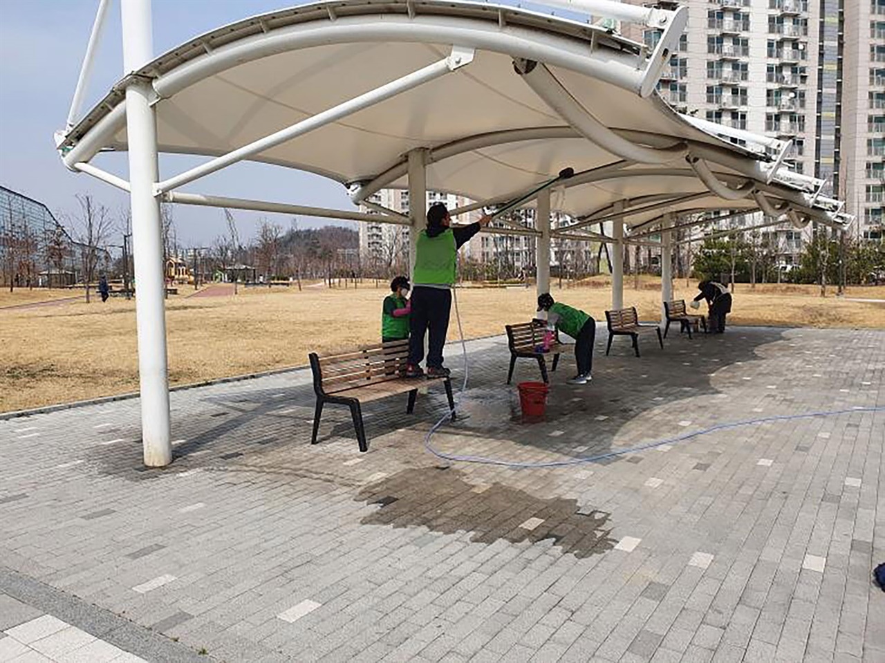 경기 성남시가 오는 20일부터 26일까지 62곳 모든 근린·주제공원을 대상으로 ‘봄맞이 대청소’에 들어간다.