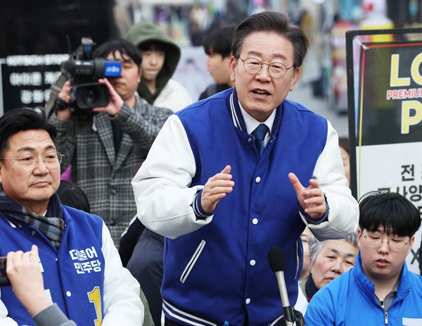 더불어민주당 이재명 대표가 19일 오후 경기도 이천시 중앙로 문화의 광장에서 발언하고 있다. 