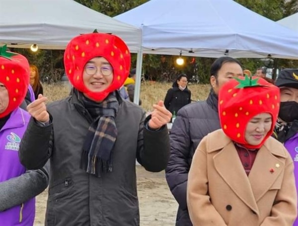 지난 8일 삼례딸기축제에서 딸기 모자를 쓰고 자원봉사 중인 유의식 군의원