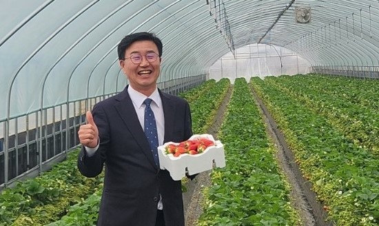 삼례읍 한 딸기농가에 방문한 유의식 군의원
