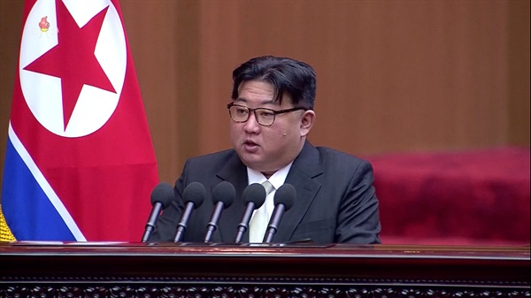 김정은 북한 국무위원장이 지난 15일 평양 만수대의사당에서 열린 최고인민회의에서 시정연설 "공화국의 부흥발전과 인민들의 복리증진을 위한 당면과업에 대하여"를 했다고 조선중앙TV가 16일 보도했다. [조선중앙TV 화면] 
