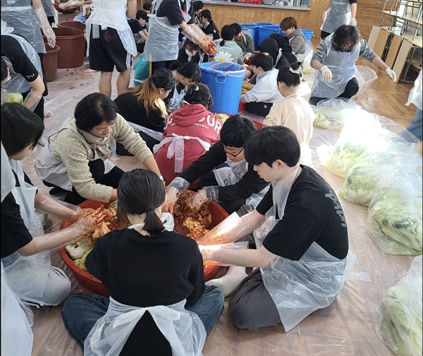 학교 3주체(학생, 교사, 부모)가 매년 모여 김장 하는 일, 이것도 학생들이 자신의 삶터를 가꾸는 일이다.