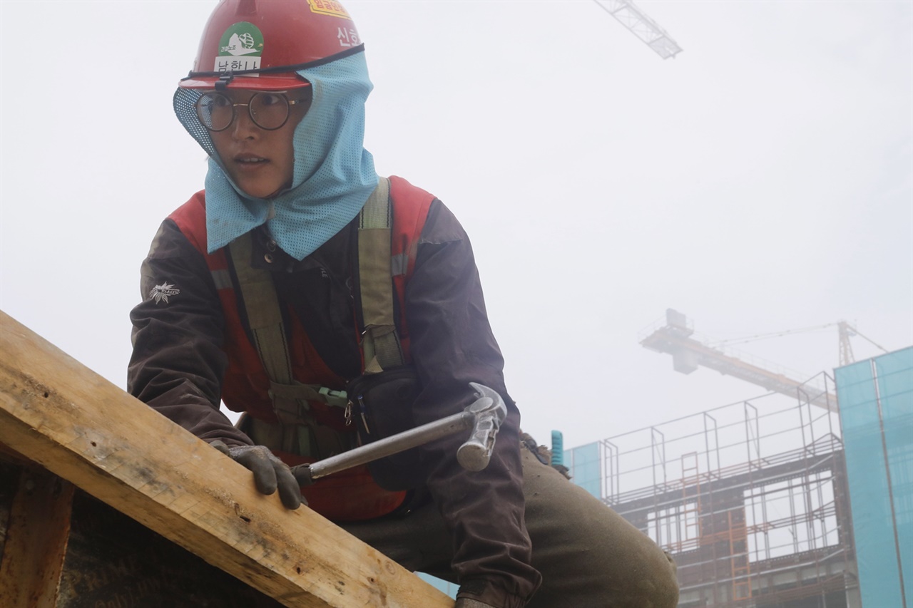 남한나 후보가 건설현장에서 일하는 있는 모습
