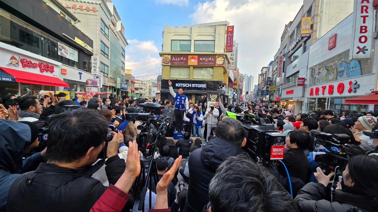 더불어민주당 엄태준 이천시 예비후보가 19일 열린 이재명 당대표와의 거리 유세를 가졌다. 