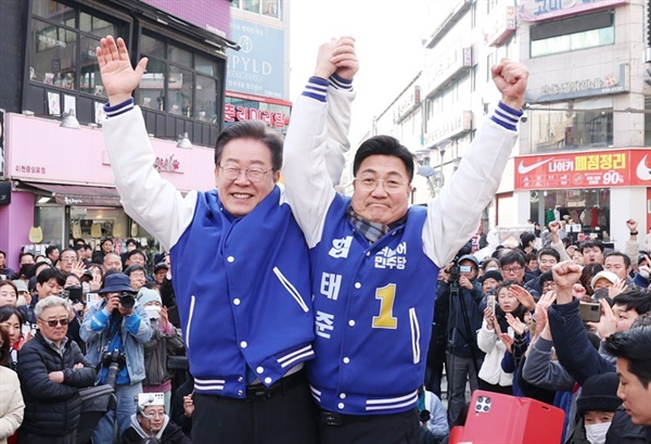 더불어민주당 엄태준 이천시 예비후보가 19일 열린 이재명 당대표와의 거리 유세를 가졌다.
