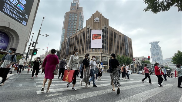 2022년 6월 1일 중국 상하이 번화가 난징둥루에서 시민들이 교차로를 건너는 모습(자료사진).