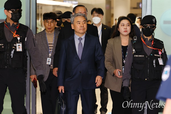 '도피 출국' 논란에 휩싸인 이종섭 주호주대사가 지난 21일 오전 인천국제공항에 도착하고 있다.